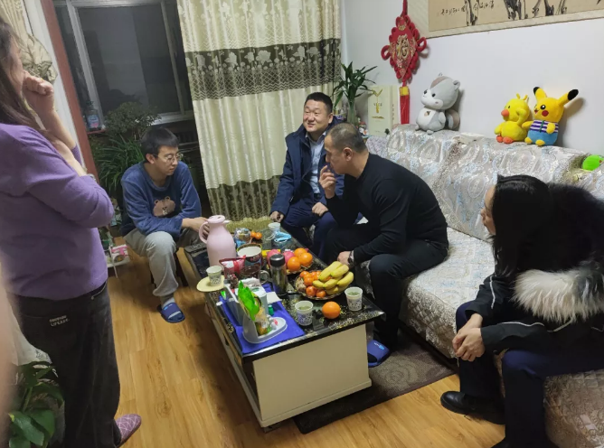 市产投集团产业开发板块深入开展员工家访活动(图2) 市产投集团产业开发板块深入开展员工家访活动(图2)