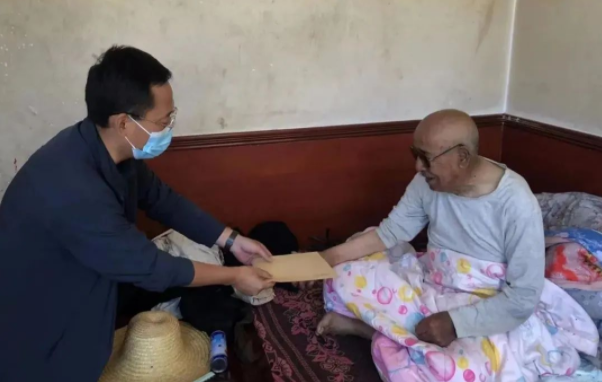 市产投集团赴帮扶村对接工作并慰问困难党员(图2) 市产投集团赴帮扶村对接工作并慰问困难党员(图2)